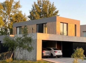 Casa · 230m² · 4 Ambientes · 4 Cocheras · Alquiler Casa en Cantón Norte