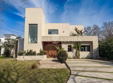 Casa · 185m² · 4 Ambientes · Nueva Casa Increible Diseño en Weston