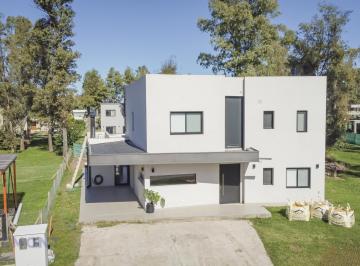 Casa · 215m² · 6 Ambientes · 3 Cocheras · Una Casa de Categoria en Alvarez del Bosque