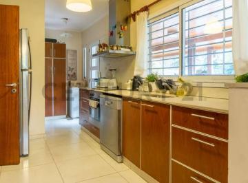 Casa · 180m² · 4 Ambientes · 1 Cochera · Casa en Venta de Dos Dorm. en El Centro de City Bell