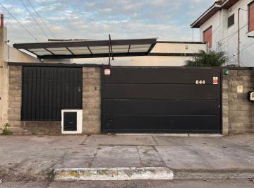 Casa de 4 ambientes, Lomas de Zamora · Gral. Paz 844 - Temperley / Casa Sobre Gran Lote en Una Planta con Pileta y Quincho