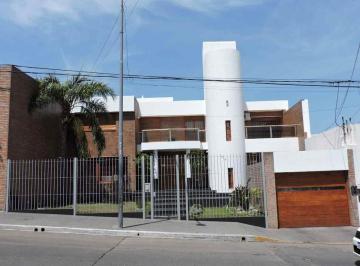 Casa · 307m² · 17 Ambientes · 3 Cocheras · Venta Casa de Categoria 4 Dorm. - Cordoba