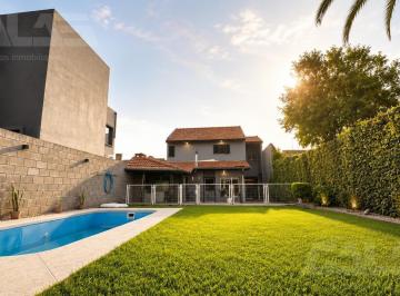 Casa · 400m² · 4 Ambientes · 2 Cocheras · Casa 5 Ambientes - 4 Dorm. - Parque - Pileta - 2 Baños - Ituzaingo Norte