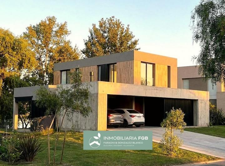 Casa · 220m² · 6 Ambientes · 2 Cocheras