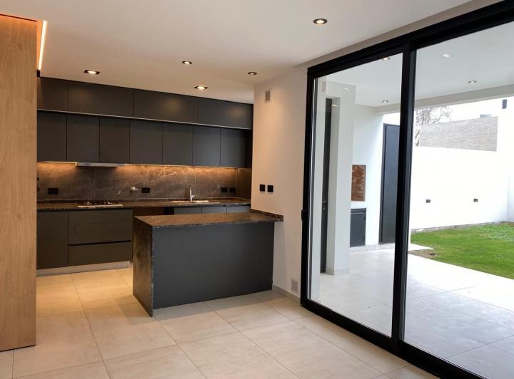 Casa · 180m² · 5 Ambientes · 2 Cocheras