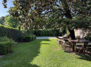 Casa · 200m² · 5 Ambientes · Alquiler de Verano - Casa con Jardin Pileta Parrilla y Galeria Para Disfrutar