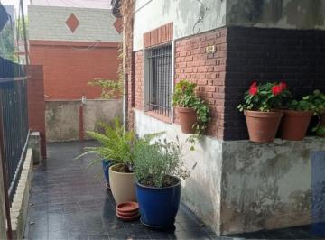 Casa · 110m² · 5 Ambientes · 1 Cochera · Casa Venta 5 Ambientes Lanus a Reciclar Fondo Libre