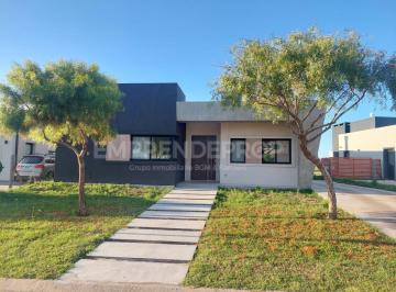 Casa · 135m² · 4 Ambientes · 2 Cocheras · Hermosa Casa Alquiler Anual Pileta Pilar del Este, San Ramiro