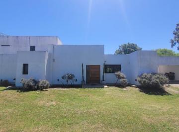 Casa · 230m² · 3 Dormitorios · 2 Cocheras · Casa en Villa Allende Golf 3 Dorm. Apta Credito con Amplio Parque