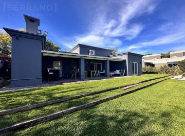 Casa · 150m² · 5 Ambientes · 3 Cocheras · Casa en Venta de Una Planta en Estancias del Pilar, Piscina y 3 Dorm..