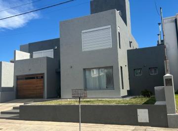 Casa · 240m² · 11 Ambientes · 2 Cocheras · Casa en Comarca de Allende 3 Dorm. con Pileta Apto Crédito