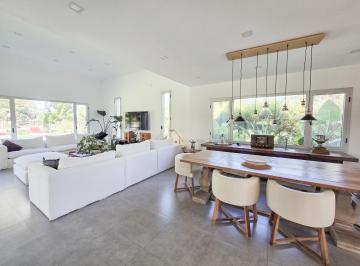 Casa · 220m² · 5 Ambientes · 4 Cocheras · Casa en Venta Ubicado en Haras Santa Maria, Escobar, G. B. a. Zona Norte