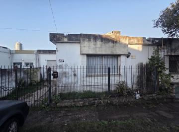 PH · 100m² · 3 Ambientes · 1 Cochera · En Alquiler | Propiedad Estillo PH a La Calle con 2 Dorm. y Entrada Auto a Refaccionar