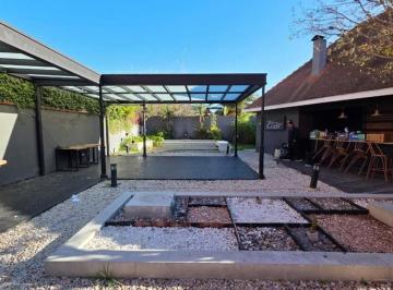Casa · 250m² · 5 Ambientes · 2 Cocheras · Chalet de 5 Ambientes con Destino Gastromico