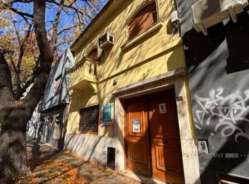 Casa · 140m² · 7 Ambientes · 2 Cocheras · Casa de 4 Dorm. en Venta en La Plata
