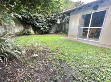 Casa · 207m² · 5 Ambientes · 3 Cocheras · Casa 5 Ambientes en Venta en Banfield Oeste con Jardín y Deposito/galpón en Planta Baja