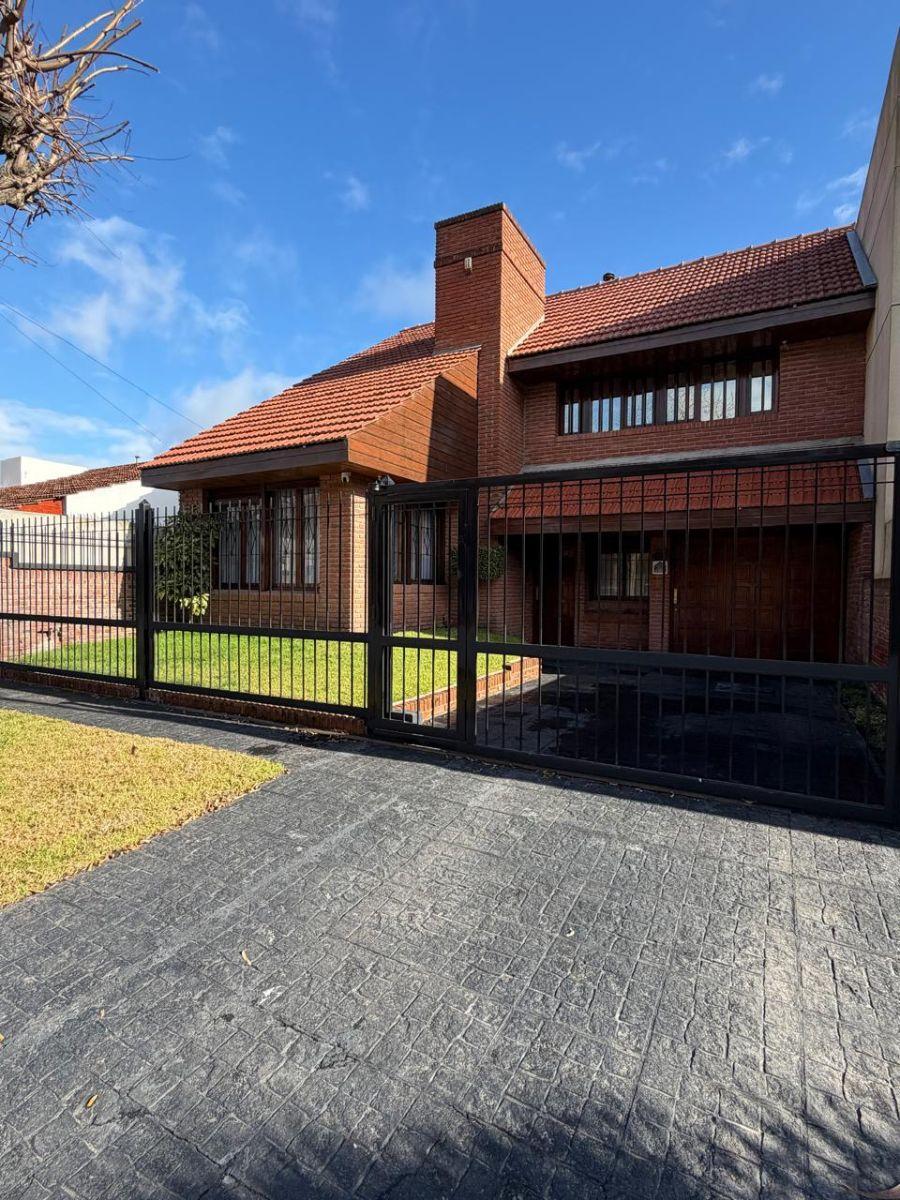 Chalet 4 amb, 330m² en Los Pinares con patio y piscina