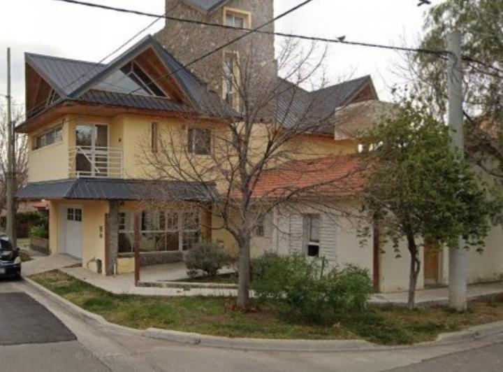 Casa · 246m² · 6 Ambientes · 1 Cochera