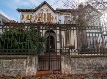 Casa · 266m² · 6 Ambientes · 1 Cochera · Chalet Estilo Inglés a Reciclar en Arroyito