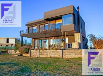 Casa · 295m² · 5 Ambientes · 4 Cocheras · Casa en Venta a La Laguna en Barrio Náutico con Amarra Propia Salida Al Río