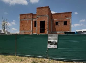 Casa · 200m² · 4 Ambientes · 2 Cocheras · Casa en Venta - Prados del Oeste, Moreno