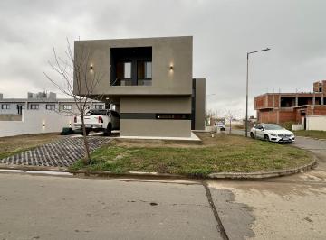 Casa · 120m² · 4 Ambientes · 2 Cocheras · Casa en San Ignacio de Manantiales