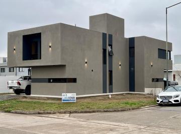 Casa · 120m² · 4 Ambientes · 2 Cocheras · Casa en San Ignacio de Manantiales