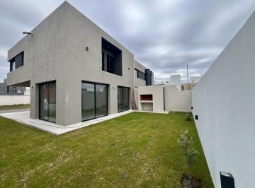 Casa · 120m² · 4 Ambientes · 2 Cocheras · Casa en San Ignacio de Manantiales
