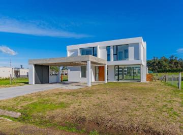 Casa · 237m² · 5 Ambientes · 2 Cocheras · Casa 5 Ambientes a Estrenar Frente Al Lago Rumenco Joven