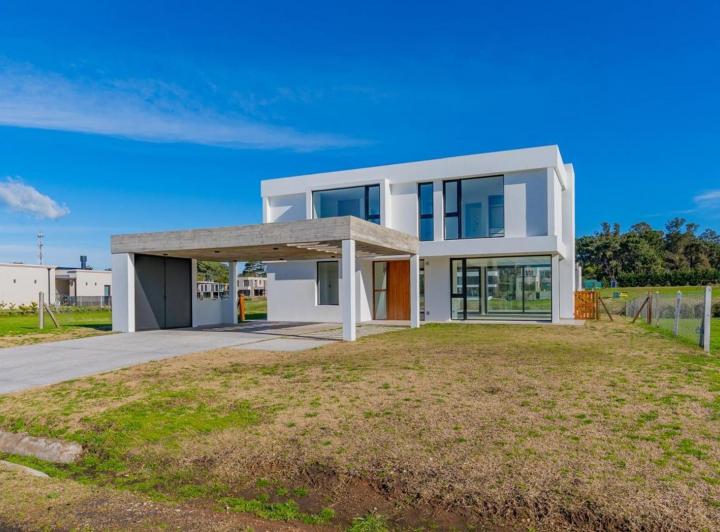 Casa · 237m² · 5 Ambientes · 2 Cocheras