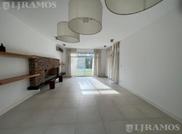 Casa · 239m² · 6 Ambientes · 2 Cocheras · Casa con 3 Dorm. en Alquiler en Los Sauces