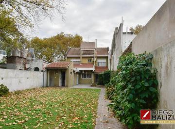 Casa · 200m² · 5 Ambientes · 2 Cocheras · Casa en Venta 5 Ambientes con Gran Parque y Quincho en Lomas de Zamora