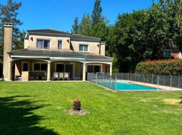 Casa de 5 ambientes, Esteban Echeverría · Excelente Propiedad en Venta en Saint Thomas Sur. Se Vende Amoblada. Apto Credito.