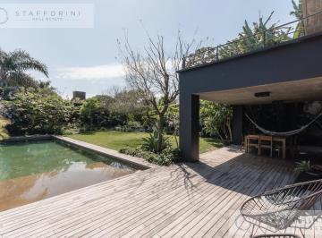 Casa · 283m² · 7 Ambientes · 2 Cocheras · Espectacular Casa Moderna con Increible Jardin - Cercana a Varios Accesos