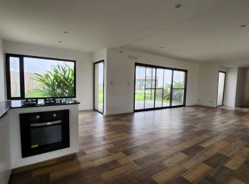 Casa · 130m² · 4 Ambientes · 1 Cochera · Casa 4 Ambientes a La Venta en Barrio Santo Tomás