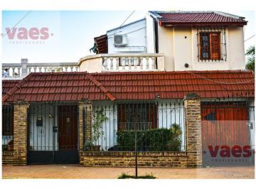 Casa · 259m² · 8 Ambientes · 2 Cocheras · Venta - Casa de 5 Dorm. con Quincho y Pileta en Alto Alberdi