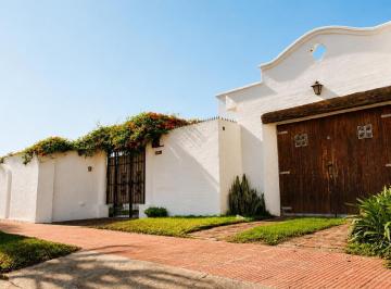 Casa · 137m² · 4 Ambientes · 2 Cocheras · Villa Marta | 3 Dorm. | Patio C/pileta