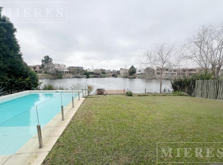 Casa · 550m² · 8 Ambientes · 3 Cocheras