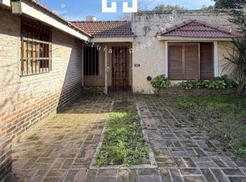 Casa · 110m² · 4 Ambientes · 1 Cochera · Venta Casa 4 Amb. con Jardin Apto Credito Oportunidad