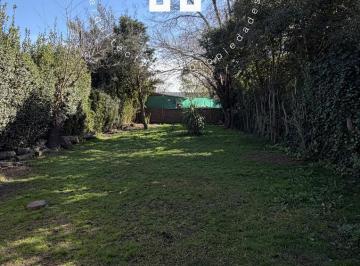 Casa · 110m² · 4 Ambientes · 1 Cochera · Venta Casa 4 Amb. con Jardin Apto Credito Oportunidad
