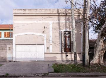 Casa de 5 ambientes, Lanús · Venta - Casa de 5 Amb. en 3 Plantas, con Cochera Doble y Hermoso Fondo, Pileta y Quincho - Unica!