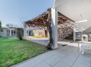 Casa · 152m² · 4 Ambientes · 1 Cochera · Venta Casa de 4 Ambientes, Jardín, Quincho y Cochera en Lomas Este.