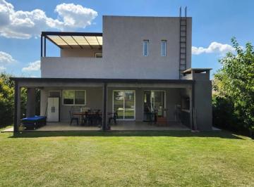 Casa · 152m² · 4 Ambientes · Casa en Venta en Los Arces!