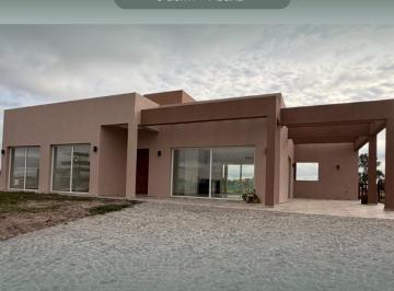 Casa · 147m² · 4 Ambientes · 5 Cocheras · Casa a La Venta en San Felipe! Oportunidad