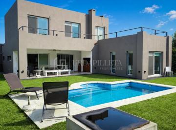 Casa · 174m² · 5 Ambientes · 4 Cocheras · Casa en Venta en Ayres Plaza