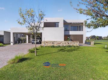 Casa · 400m² · 5 Ambientes · 6 Cocheras · Casa en Venta en Terravista con Vista a La Laguna, General Rodriguez