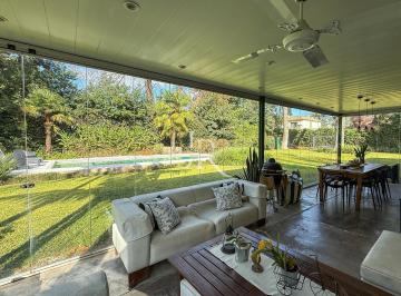 Casa · 217m² · 5 Ambientes · 3 Cocheras · Casa en Una Planta Refaccionada con Arboleda Añosa Highland Park