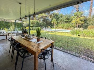 Casa · 217m² · 5 Ambientes · 3 Cocheras · Casa en Una Planta Refaccionada con Arboleda Añosa Highland Park