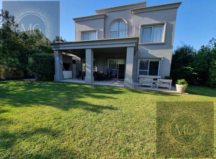 Casa · 600m² · 4 Ambientes · 1 Cochera