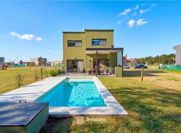 Casa · 170m² · 5 Ambientes · 1 Cochera · Venta - Casa de 3 Dorm. con Pileta - Brisanova, Pueblo Esther.